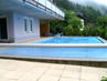 der große swimminpool in malerischer umgebung